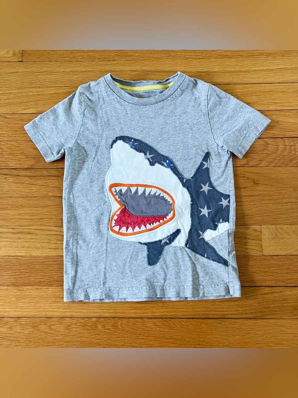 Mini Boden Grey Shark Stars Appliqué Summer Beach Tee T-Shirt 4-5